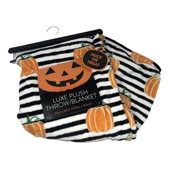 NWT Luxe Plush Pumpkin Throw Blanket 50" x 60" White Orange Black Fall Autumn - Picture 2 of 4